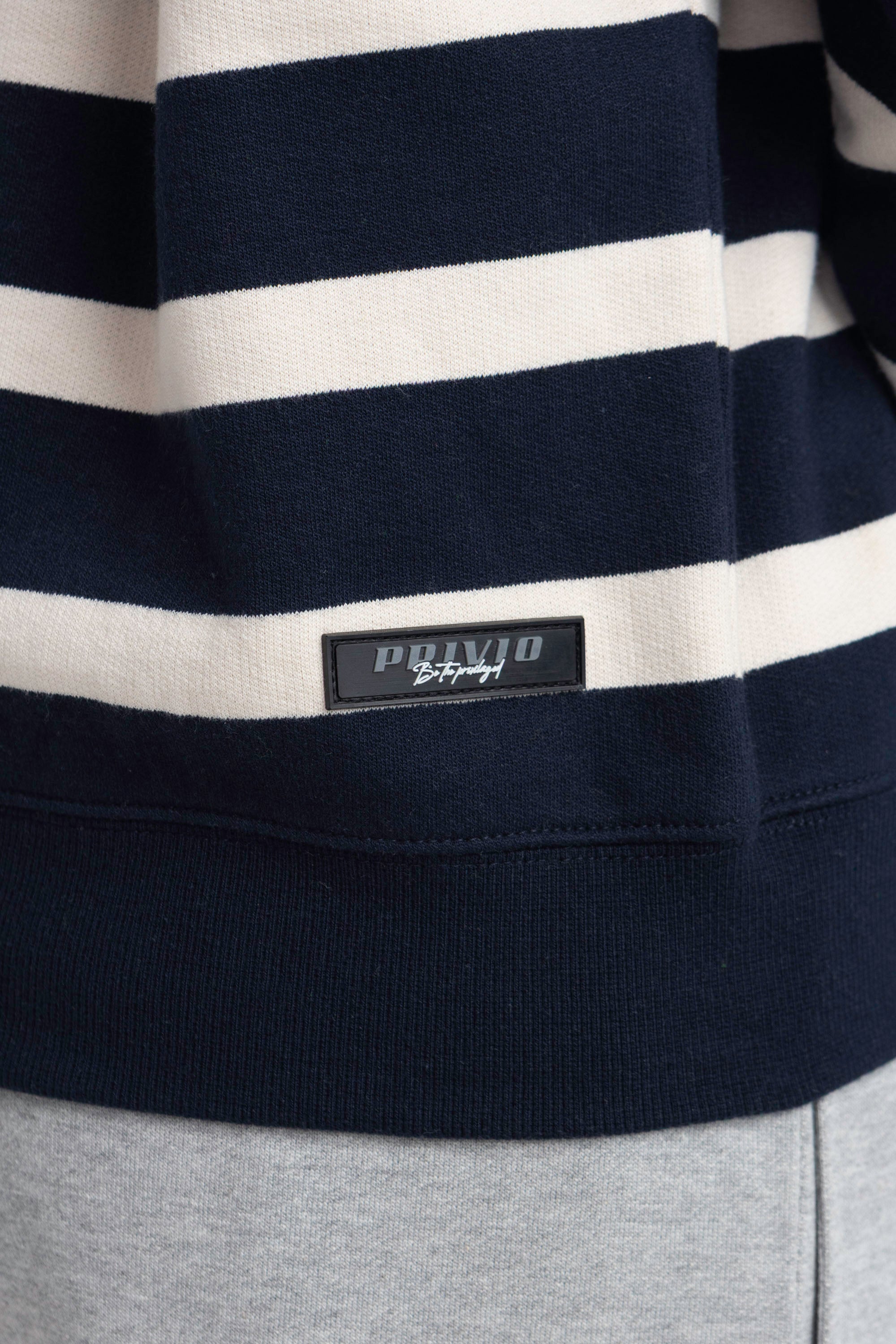 LINE PRINT SWEATSHIRT