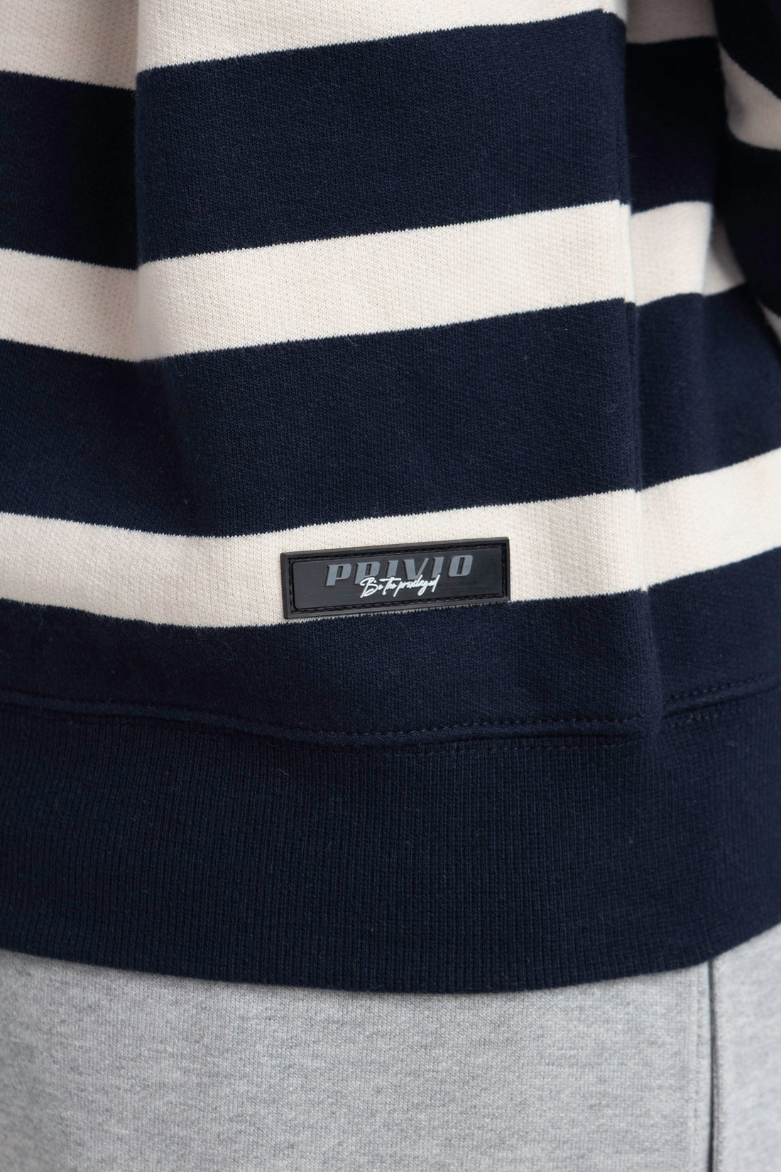 LINE PRINT SWEATSHIRT